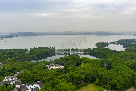 武汉城市东湖阴天自然东湖梨园航拍摄影图配图