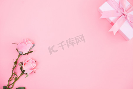 爱情主题背景粉色背景图玫瑰花爱情礼物盒摄影图配图