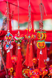 端午节素材摄影照片_端午节白天香包市场挂起摄影图配图