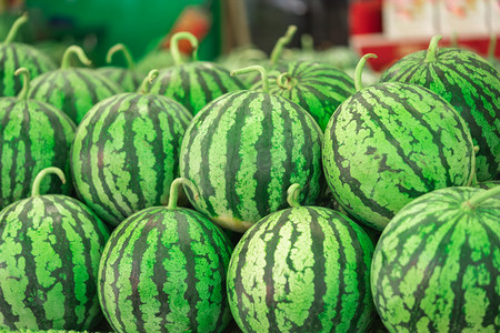 盛夏西瓜节摄影照片_夏季早上西瓜水果户外食品摄影图配图