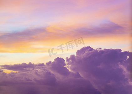 天空中美丽的紫色云朵晚霞摄影图配图