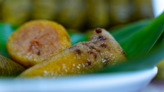 农历五月初五摄影照片_粽子端午传统美食肉粽子尖粽摄影图配图