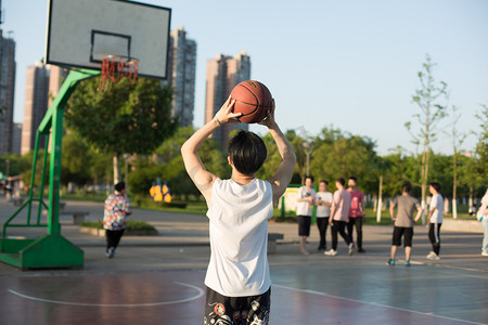 棕发男生摄影照片_运动男生打篮球球场校园摄影图配图