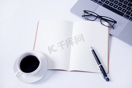 咖啡办公桌面电脑桌面背景笔记本眼镜摄影图配图