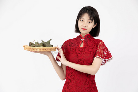 天国摄影照片_端午白天国潮女孩室内粽子美食摄影图配图