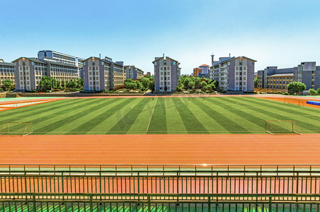 大学足球场摄影照片_足球场全景白天足球场校园踢足球摄影图配图