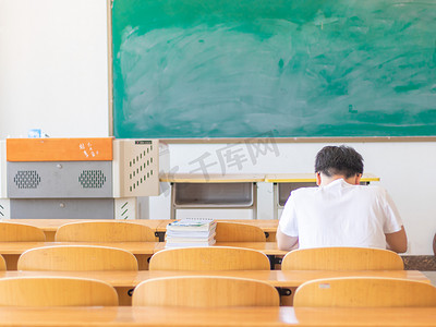 中考辅导班招生摄影照片_大学生上自习白天学生教室学习摄影图配图