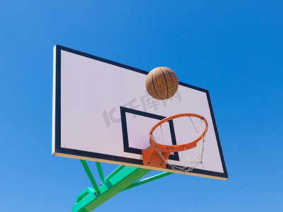 六月摄影照片_篮球白天篮球球框操场打篮球摄影图配图