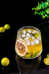 夏日冰镇金桔柠檬水果茶摄影图配图