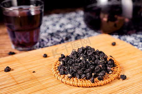 黑枸杞茶饮食材养生茶文化摄影图配图