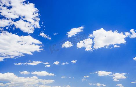 云朵摄影照片_蓝天白云早上云朵天空白云飘动摄影图配图