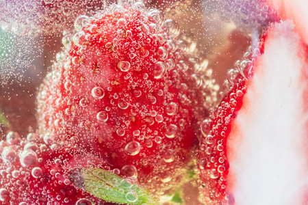 水果草莓摄影照片_夏季白天草莓室内水果泡泡摄影图配图