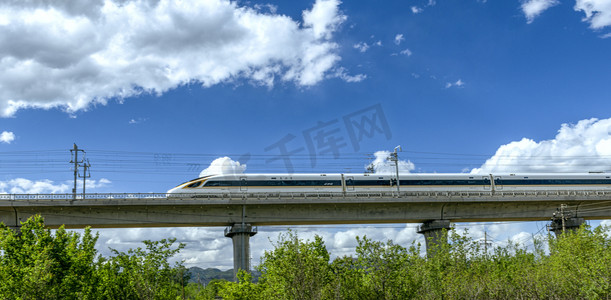 喷溅素材图摄影照片_高铁列车上午高铁夏季素材摄影图配图