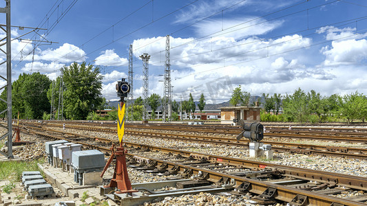 铁路信号灯上午钢轨夏季素材摄影图配图