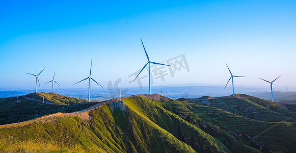 新能源下午风车山脉山顶风力发电摄影图配图