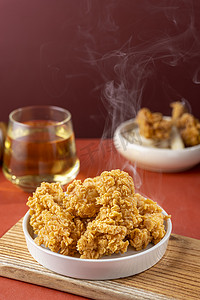 油炸食品摄影照片_热腾腾美味鲜香炸鸡块食品摄影图配图