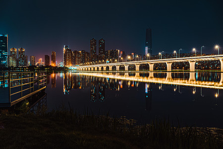 写字楼夜景摄影照片_武汉城市夜景夜晚沙湖大桥沙湖慢门摄影图配图