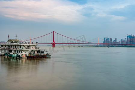 武汉城市建筑阴天建筑鹦鹉洲长江大桥俯拍慢门摄影图配图