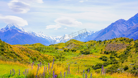 秋天风景天空摄影照片_草原雪山中午草原雪山国外壁纸摄影图配图