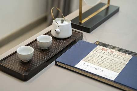 书房文案桌上摆放的茶具古书摄影图配图