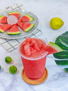 西瓜冰西瓜冰摄影照片_夏季美味鲜榨冰镇西瓜汁摄影图配图