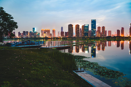武汉城市夜景日落建筑沙湖仰拍摄影图配图