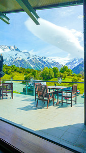 雪山白云咖啡厅正午椅子户外风景摄影图配图