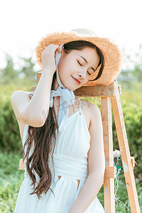 夏天文艺美女白天穿着白色长裙的美女户外捋头发摄影图配图