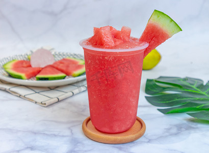 冷饮夏季凉爽果汁西瓜饮品摄影图配图