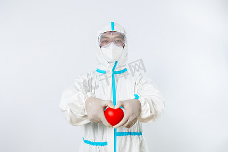 抗疫疫情医生棚拍穿防护服比爱心摄影图配图
