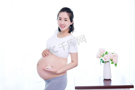 三胎妈妈妈妈孕妇人像孕妈咪摄影图配图