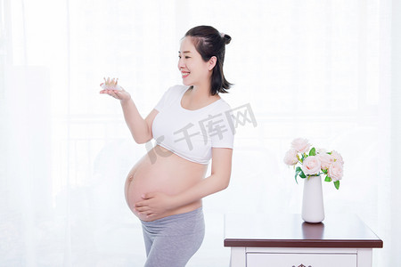 孕妈咪摄影照片_妈妈人像快乐孕妇孕妈咪孕妇摄影图配图