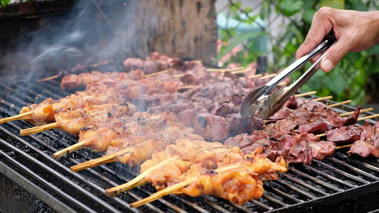 冒烟美食摄影照片_烧烤架子烤肉串野外野炊