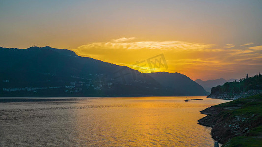 夏天长江河道夕阳晚霞火烧云天空