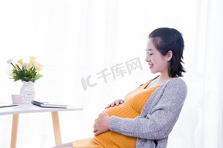孕妇人物肖像人像三胎孕妈咪摄影图配图