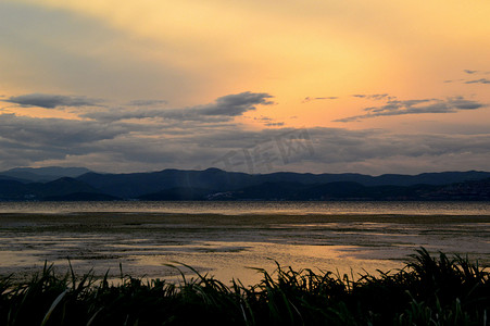 洱海河边黄昏摄影图