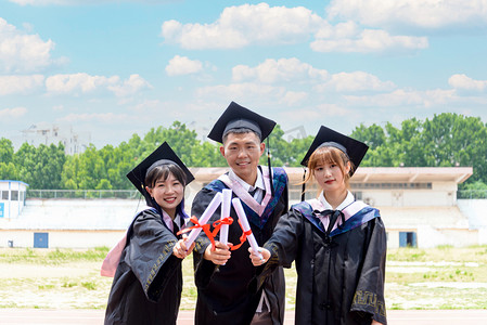 人像白天大学生操场毕业摄影图配图