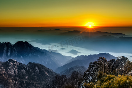 太阳朝霞和山峰摄影图