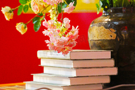 书桌上的书和花瓶摄影图