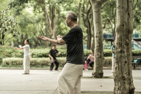 重阳立体摄影照片_公园里老人在打太极拳