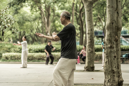 老年人摄影照片_公园里老人在打太极拳