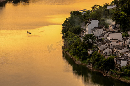 江面村庄渔船和房子摄影图