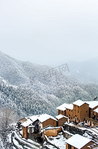 树木白雪和土楼摄影图