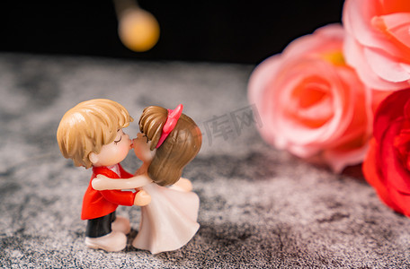 情侣吻摄影照片_浪漫爱情情人节拥吻玫瑰摄影图配图