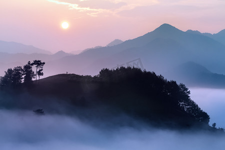 山峰和太阳摄影图