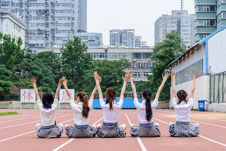 人像白天五个大学生操场坐着摄影图配图