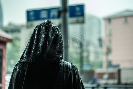 抗震救灾摄影照片_下雨天躲雨的背影