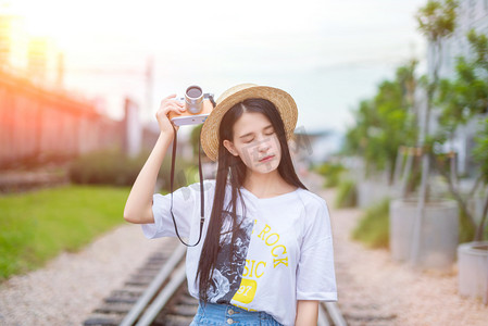 女装模特摄影照片_铁路上的女子