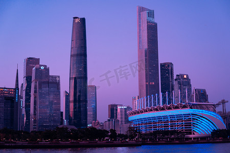蓝紫色城市摄影图
