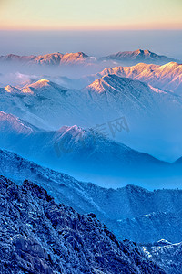 阳光群山和白雪摄影图2